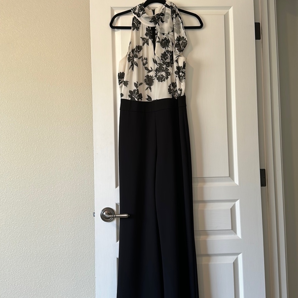 Queen Anne floral neckline